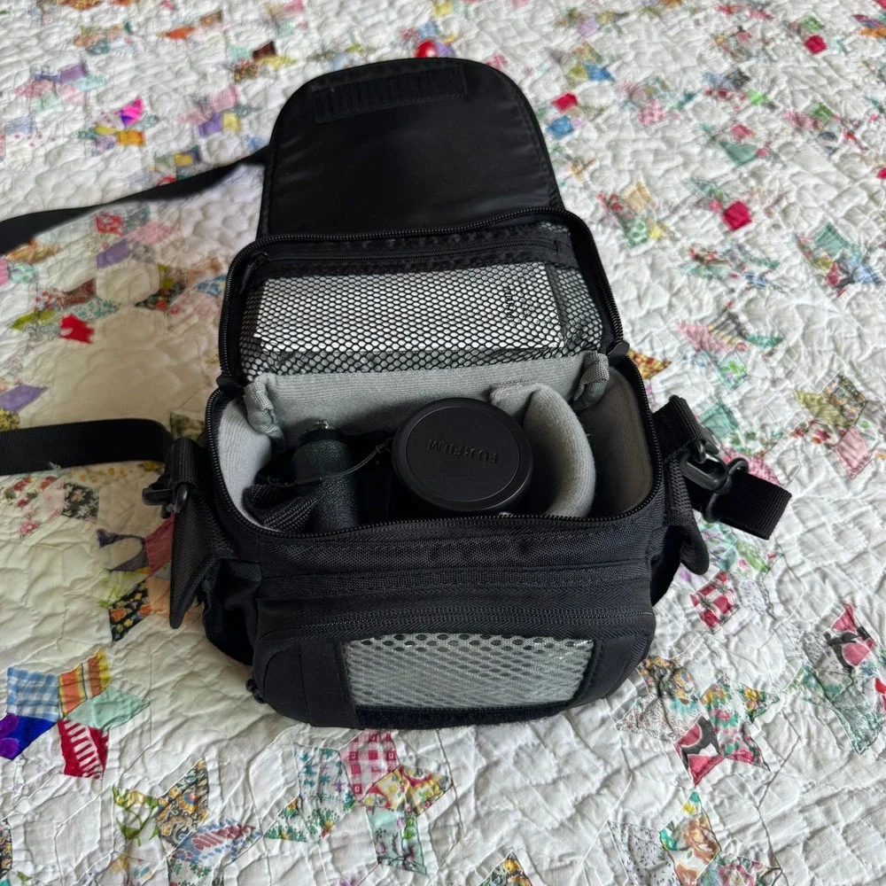 Fujifilm FinePix S1800 12MP Digital Camera 18x Optical Zoom Bundle With Bag Y2K